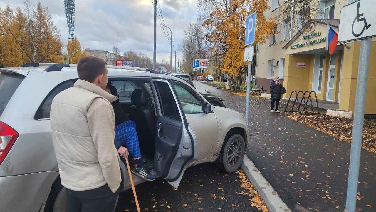 К нам поступил запрос от коллег из Уемской районной больницы - помочь отвезти одинокого пациента на приём в г. Архангельск в Приморскую центральную районную больницу